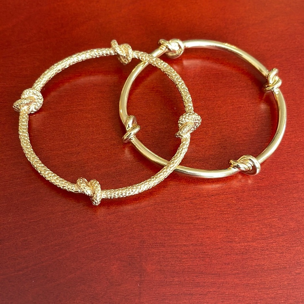 5/$15✨ Gold knotted bangles